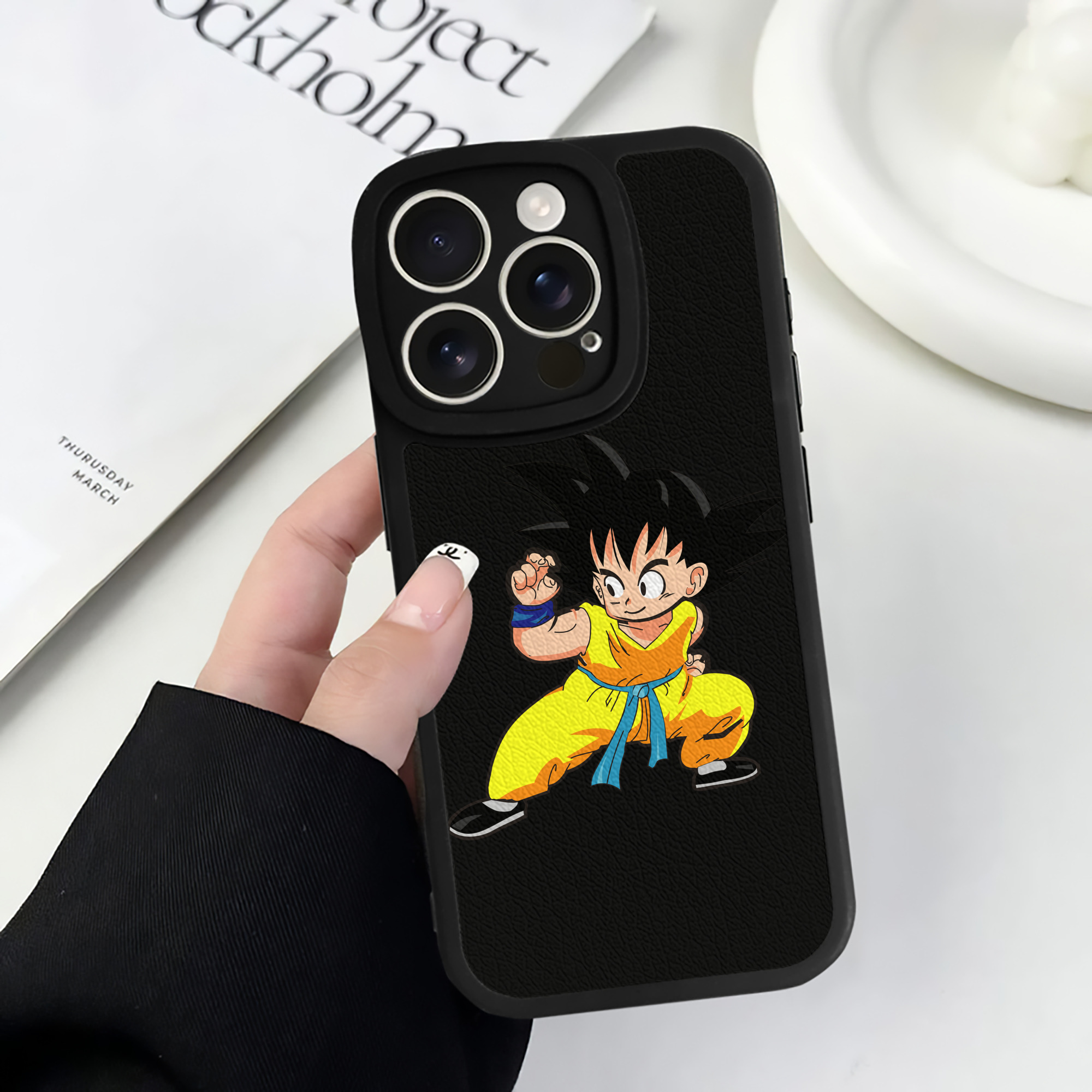 （画像用） ドラゴンボール 孫悟空（そん ごくう）Son Goku カカロット DRAGON BALL Kakarotto 【iPhone 16シリーズ対応】シリコンスマホケース（レザー調） 材質：シリコン